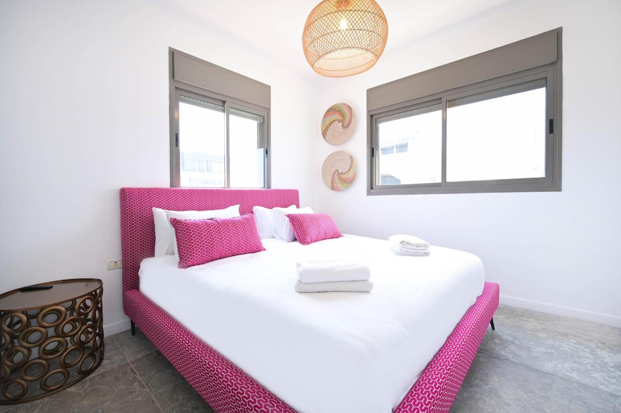 Apartment Glam 4br Overlooking Banana By Holyguest *