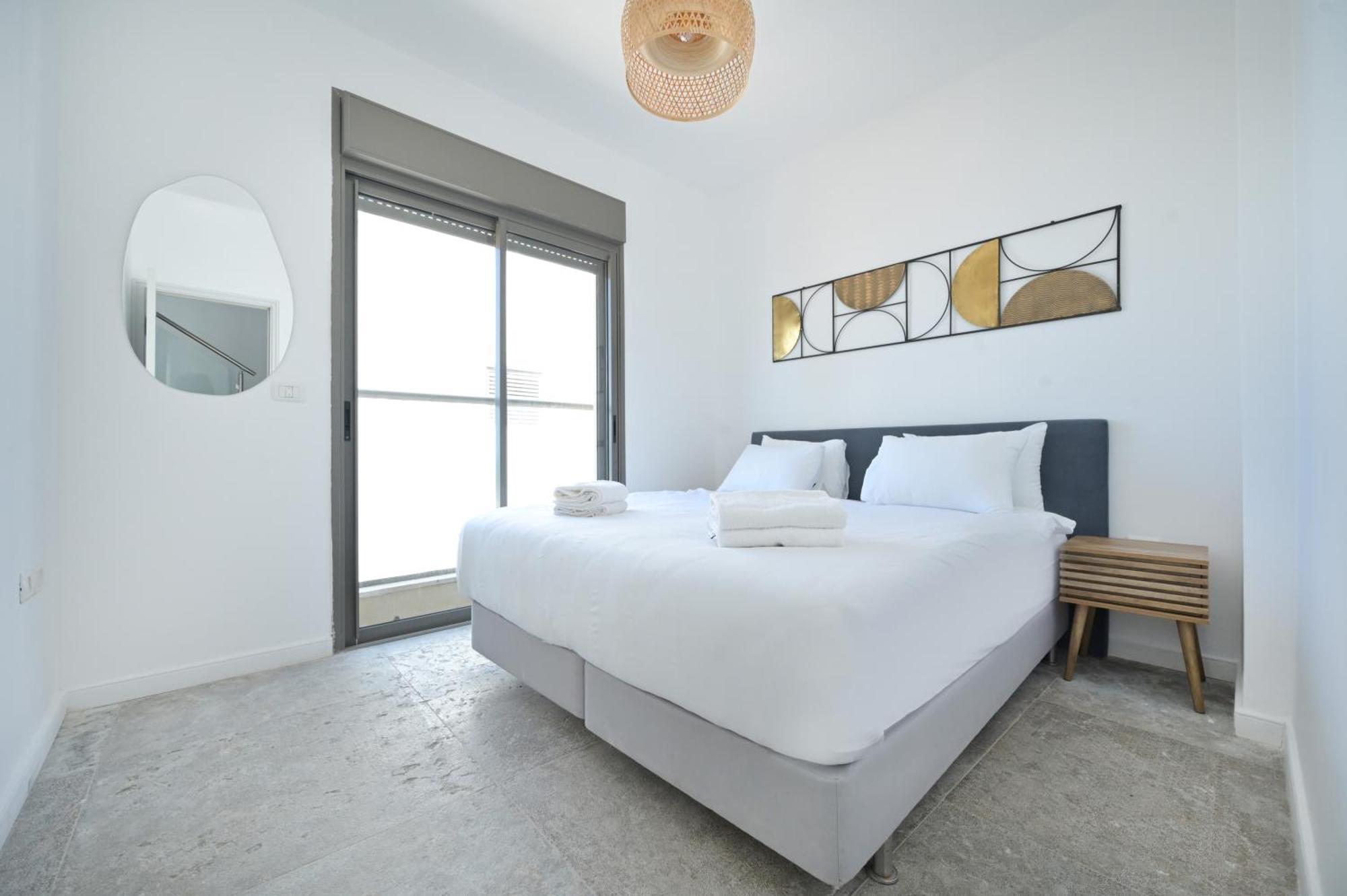 Apartment Glam 4br Overlooking Banana By Holyguest *
