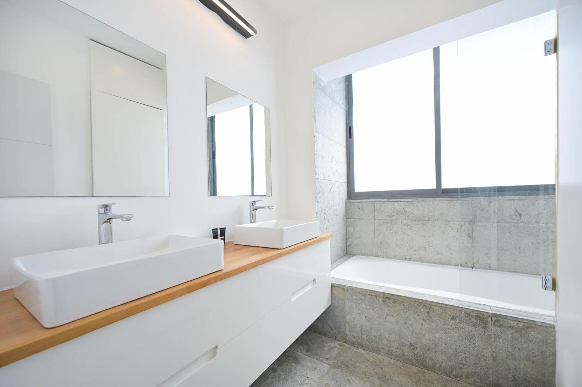 Apartment Glam 4br Overlooking Banana By Holyguest